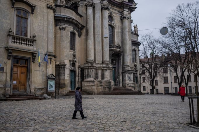 Žena procházející před Muzeem dějin náboženství ve Lvově.