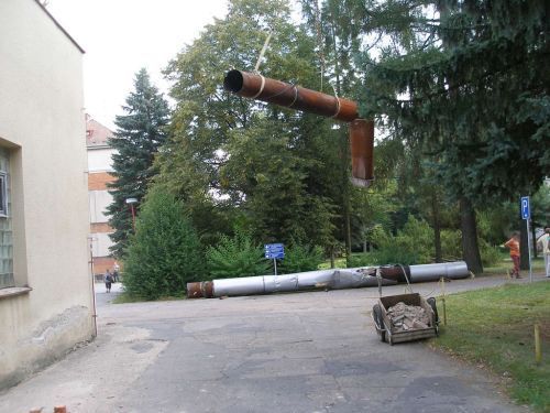 Pád komínu v areálu bydžovské nemocnice