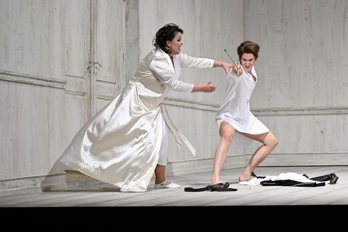 Petra Alvarez Šimková v roli maršálky a Arnheiður Eiríksdóttir jako Oktavián.