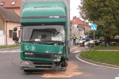 Kamion srazil seniorku, žena v nemocnici zemřela