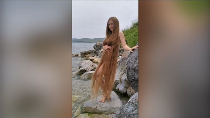 Ruská kráska ohromuje dlouhými vlasy. U kadeřníka byla naposledy v 5 letech