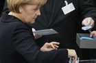 Kancléřka Angela Merkelová odevzdává svůj hlas v tajné prezidentské volbě.