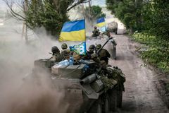 Živě: Ruští vojáci podnikají výpady na Ukrajinu, tvrdí Kyjev