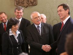 Než se do sebe pustí: Václav Klaus se zdraví se svým protikandidátem Janem Švejnarem před prezidentskou volbou v roce 2008.