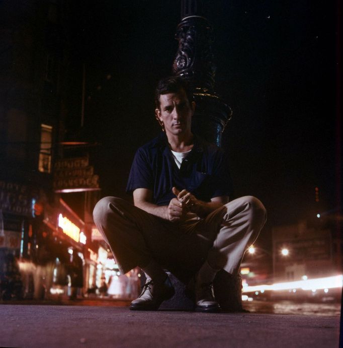 Spisovatel Jack Kerouac na náměstí v newyorské čtvrti Greenwich Village, říjen 1958.