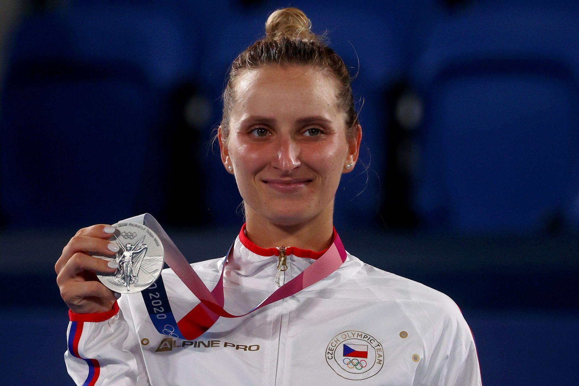 Markéta Vondroušová se stříbrnou medailí po finále OH 2020 proti Belindě Bencicové