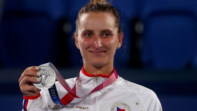 Markéta Vondroušová se stříbrnou medailí po finále OH 2020 proti Belindě Bencicové