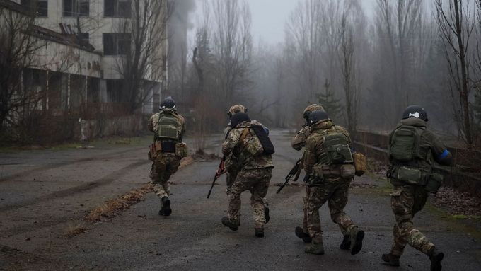 Foto: Mlha, město duchů a za hranicí nepřítel. Ukrajinští vojáci cvičí u Černobylu