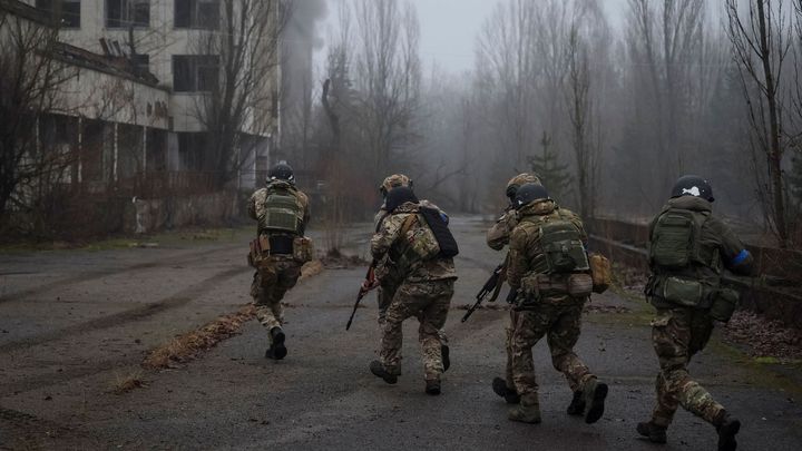 Foto: Mlha, město duchů a za hranicí nepřítel. Ukrajinští vojáci cvičí u Černobylu; Zdroj foto: Reuters
