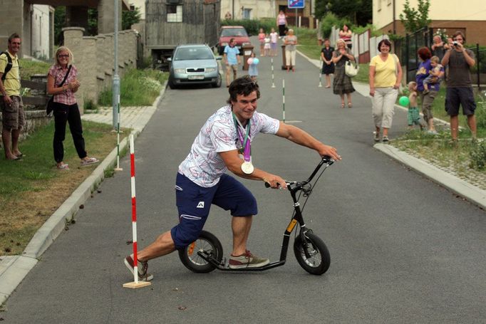 Český kajakář Vavřinec Hradilek doma ve Zbuzanech po příjezdu z OH 2012 v Londýně se stříbrnou medailí.