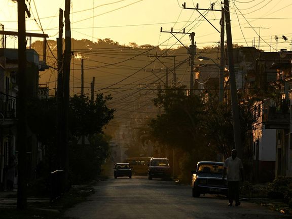 Dodávky elektřiny se zastavily na západě Kuby ve středu časně ráno místního času.