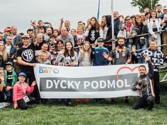 Fanoušci s transparentem "Dycky Podmol"
