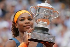 Šarapovová neobhájí, po 11 letech vyhrála French Open Serena