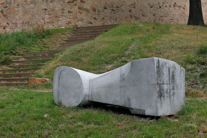 Ležící III, 2011, beton, 80 x 220 x 65 cm.