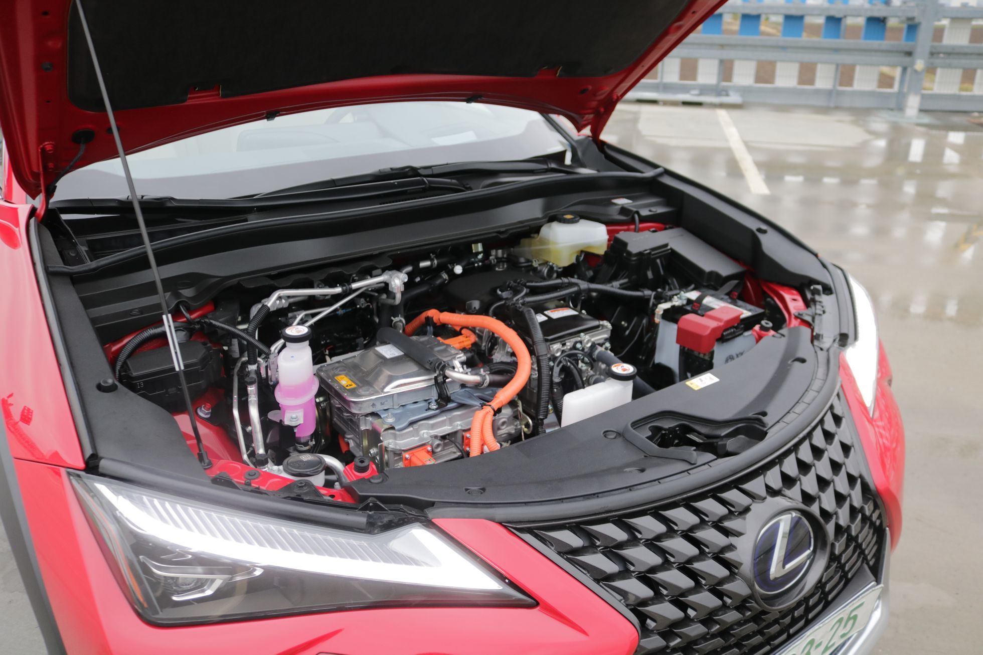 Lexus UX300e elektromobil