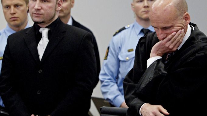 Anders Breivik se svým hlavním obhájcem Geirem Lippestadtem.