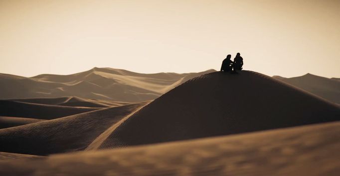 Na snímku z filmu Duna: Část druhá jsou Timothée Chalamet jako Paul Atreides a Zendaya v roli Chani.