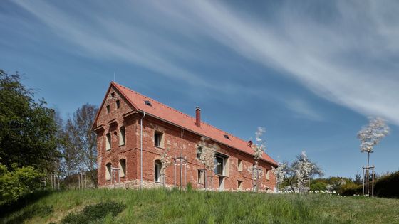 Sýpka Arnoštov. Dříve ruina ohlodaná až na kost, dnes skvostný "dům v domě"