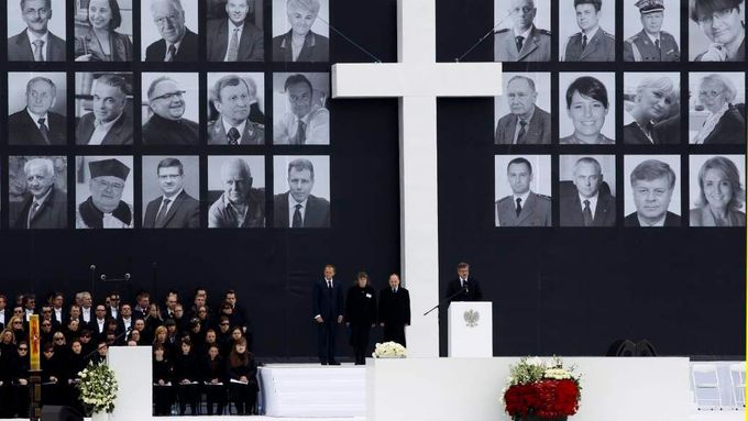 Dřevěný kříž vztyčili Poláci před prezidentským palácem krátce po tragéfii v Katyni.