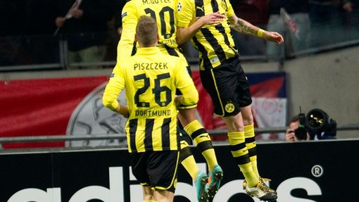 Fotbalisté Borussia Dortmund Marco Reus (vpravo) a Mario Götze slaví gól v utkání Ligy mistrů 2012/13 proti Ajaxu Amsterdam.