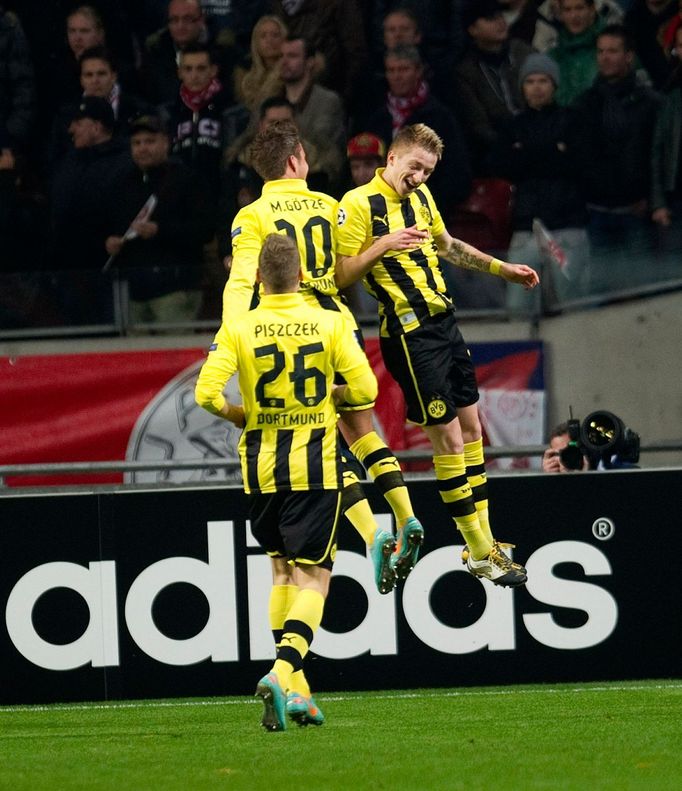 Fotbalisté Borussia Dortmund Marco Reus (vpravo) a Mario Götze slaví gól v utkání Ligy mistrů 2012/13 proti Ajaxu Amsterdam.