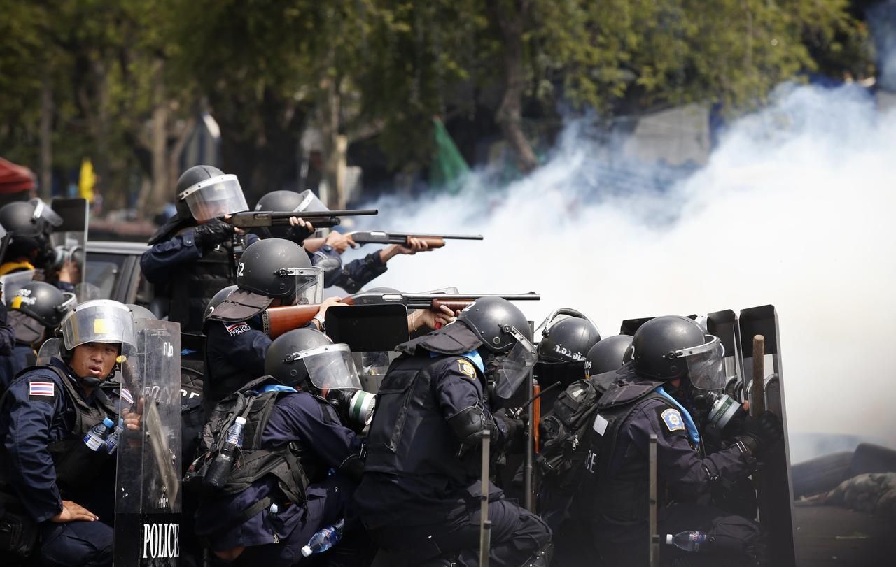 Thajsko - Bangkok - demonstrace - policie - těžkooděnci