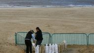 Stavba improvizovaných protipovodňových bariér v Gorleston-on-Sea na východě Anglie.