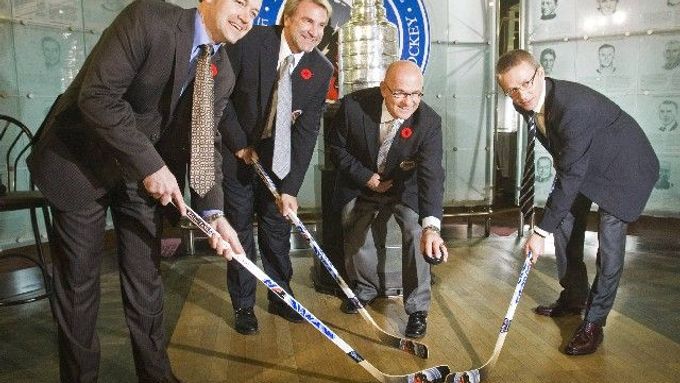 Noví členové hokejové Síně slávy v Torontu: (zleva doprava) Jeff Chynoweth (za svého otce Eda), Glenn Anderson, Ray Scapinello a Igor Larionov.