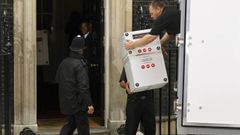 Stěhováci odvážejí majetek rodiny Blairů z Downing Street.