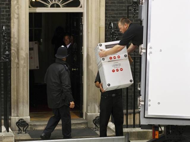 Stěhováci odvážejí majetek rodiny Blairů z Downing Street.