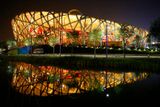 Národní stadion v nočním kabátě. Tady budou olympijské hry slavnostně zahájeny.
