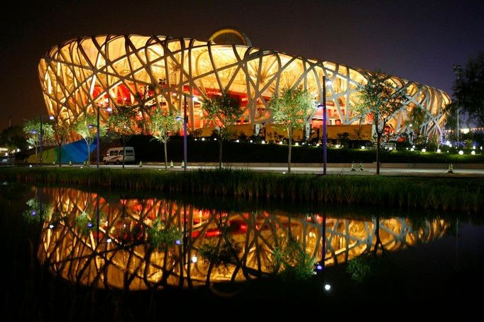 Národní stadion v nočním kabátě. Tady budou olympijské hry slavnostně zahájeny.