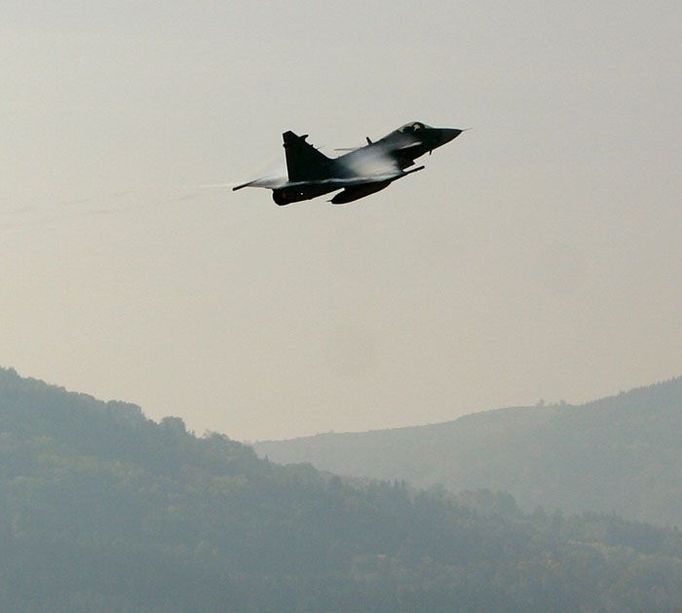 Jas-39 Gripen předvedl, že umí létat rychle a přesně.