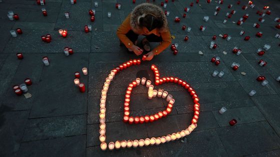 Foto z oslav 17. listopadu. Svíčky, cedule, demonstrace. A rozzlobení Češi