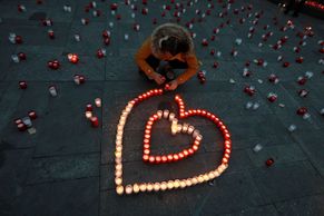 Foto z oslav 17. listopadu. Svíčky, cedule, demonstrace. A rozzlobení Češi