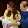 William a Catherine ukazují dceru po porodu v Londýně, 2. května 2015