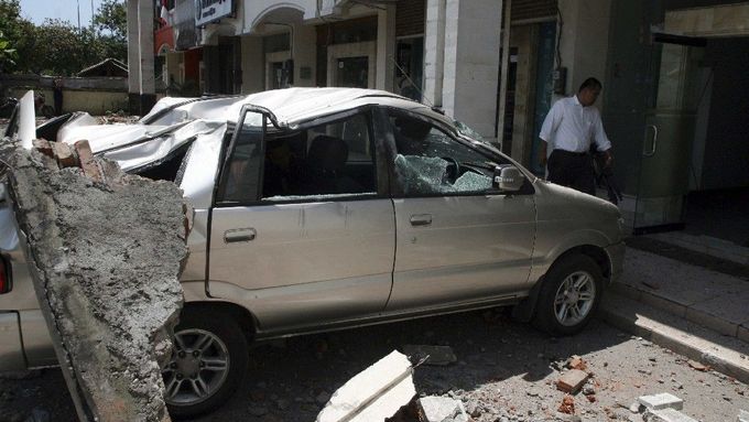 Trosky po zemětřesení na Bali o síle větší než šest stupňů Richterovy škály