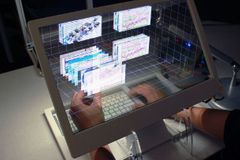 Sci-fi ožívá: Microsoft ukázal prototyp 3D počítače