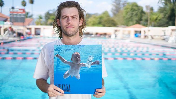 Třicátník Spencer Elden v minulosti scénu z přebalu kultovního alba kapely Nirvana fotil opakovaně, jen na ní měl plavky. Tento snímek vznikl v roce 2016, když měl muž 25 let.