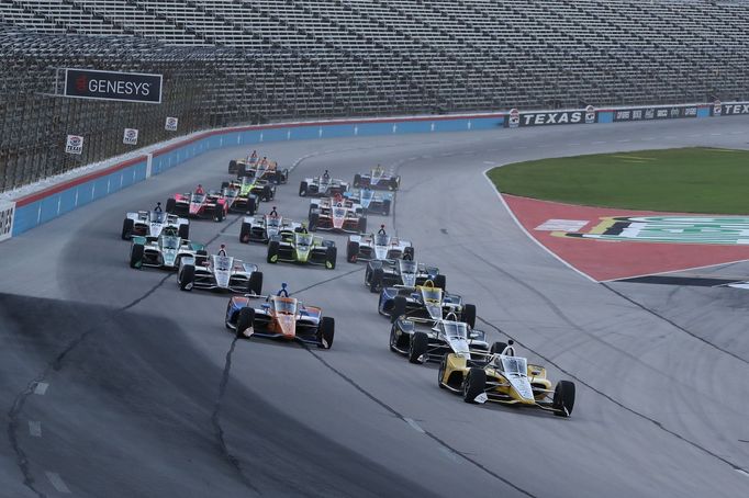 Start závodu IndyCar na Texas Motor Speedway