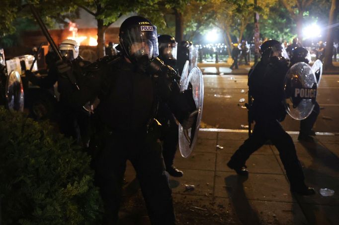 Policejní zásah poblíž Bílého domu ve Washingtonu. 31. května.