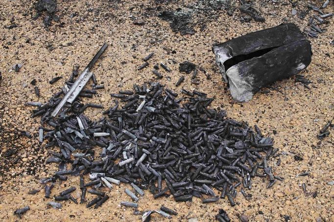 Bullets which residents say belonged to radical Islamist group MUJAO lie on the ground after they were destroyed by French air strikes in the town of Gao January 27, 2013. Picture taken January 27, 2013. REUTERS/Adama Diarra (MALI - Tags: MILITARY POLITICS CIVIL UNREST) Published: Led. 31, 2013, 12:58 dop.