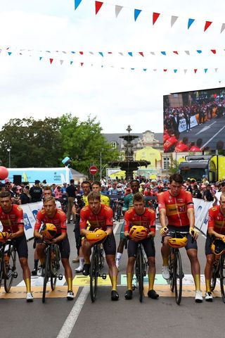 Jezdci stáje Uno-X Mobility drží na startu 9. etapy Tour de France minutu ticha na památku Andrého Dregeho