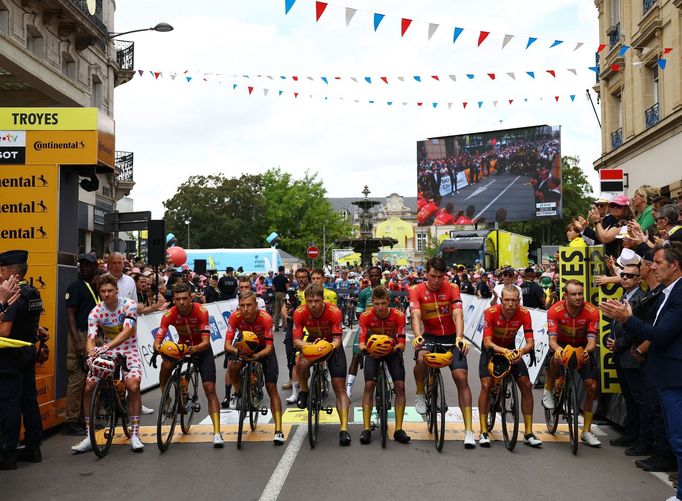 Jezdci stáje Uno-X Mobility drží na startu 9. etapy Tour de France minutu ticha na památku Andrého Dregeho