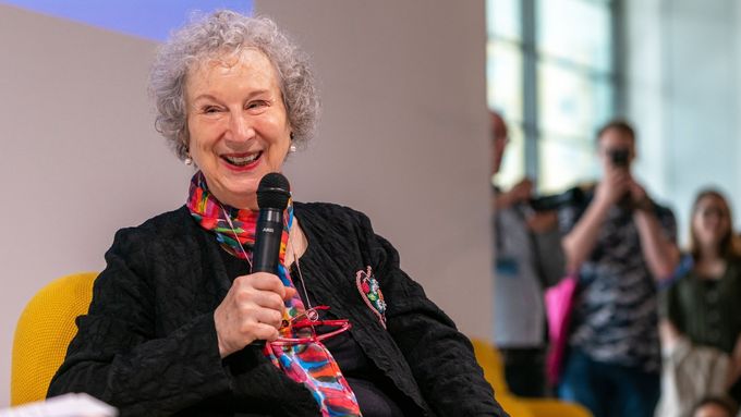 Jednou z podvodníkových obětí byla kanadská spisovatelka Margaret Atwoodová.