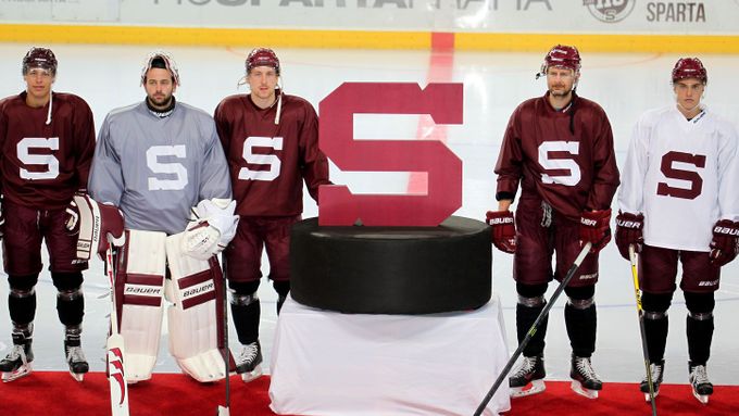 Prohlédněte si galerii z prvního tréninku hokejové Sparty na ledě před  začátkem sezony, na němž tým také odhalil podobu svého nového loga.