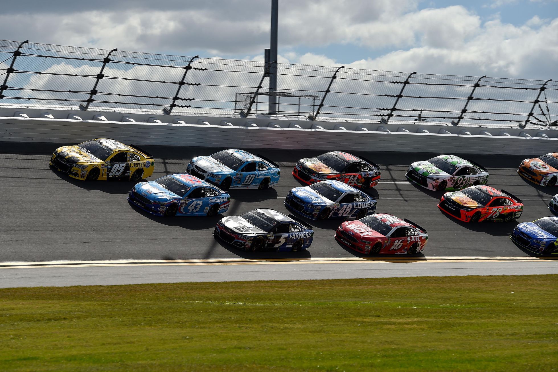 NASCAR: Daytona 500: Kasey Kahne (5), Aric Almirola (43), a Ty Dillon (95)