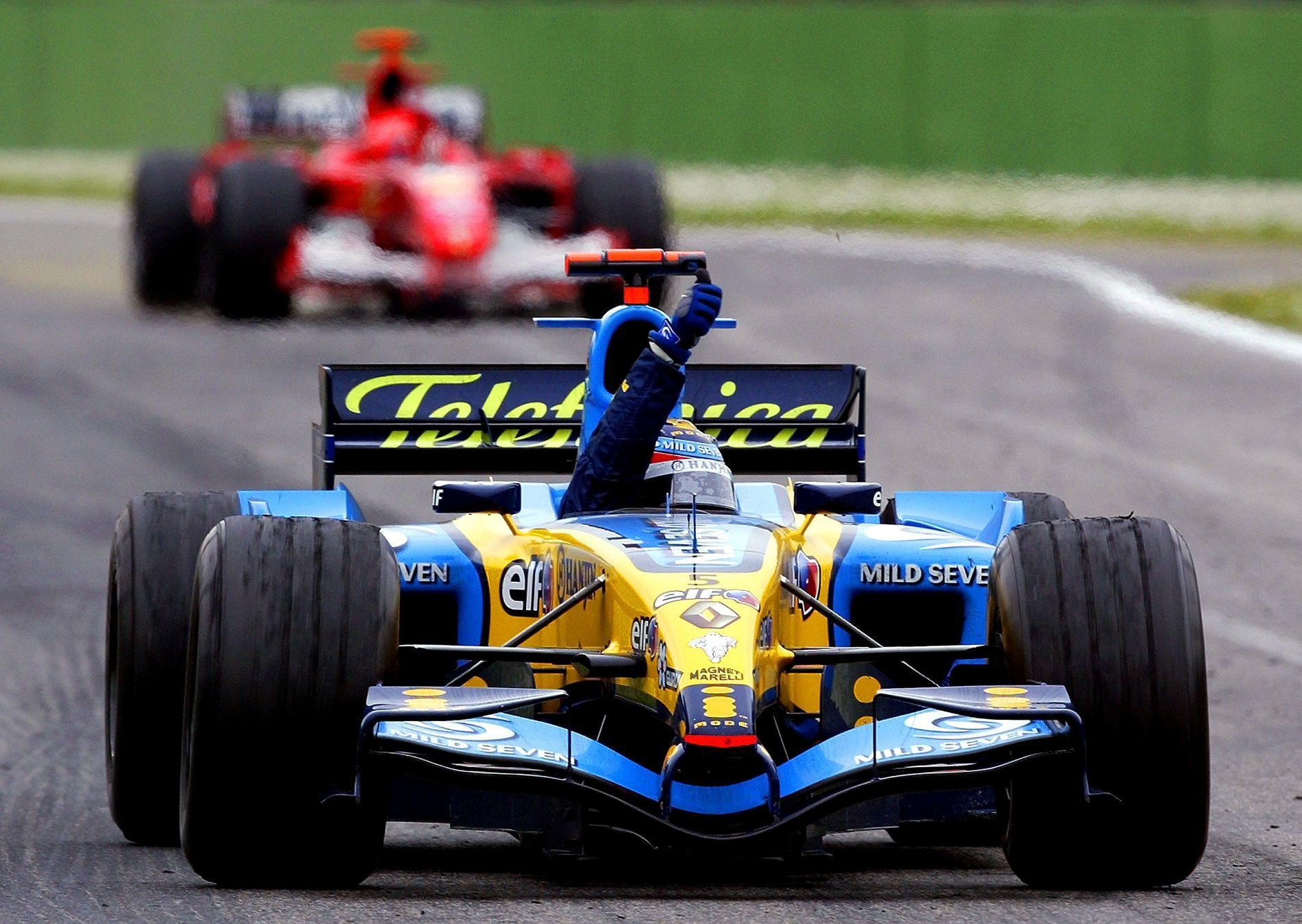 Fernando Alonso v Renaultu slaví vítězství ve Velké ceně San Marina 2005