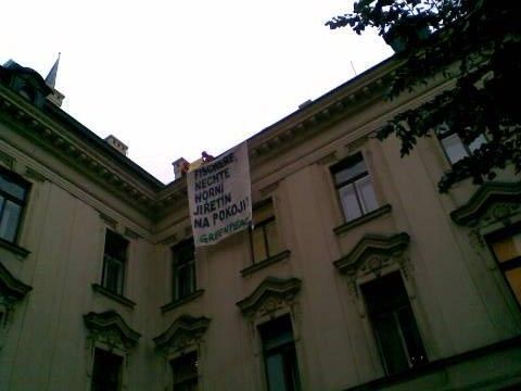 Greenpeace na střeše Úřadu vlády