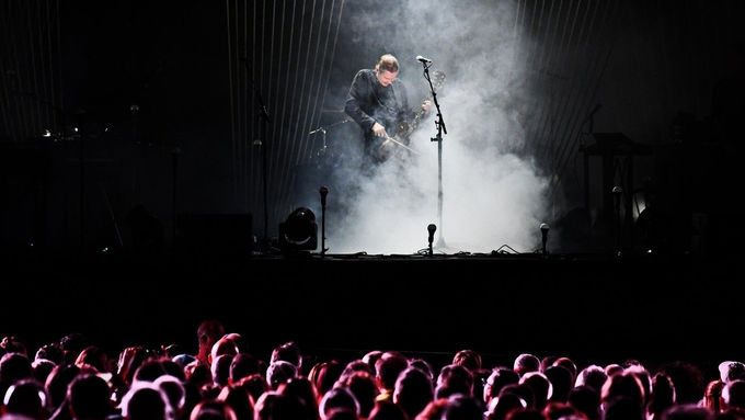 Frontman kapely Sigur Rós řečený Jónsí hraje na elektrickou kytaru smyčcem.